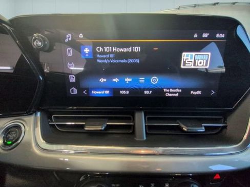 Used 2025 Chevrolet Trax LT w/ LT Convenience Package FWD image 23