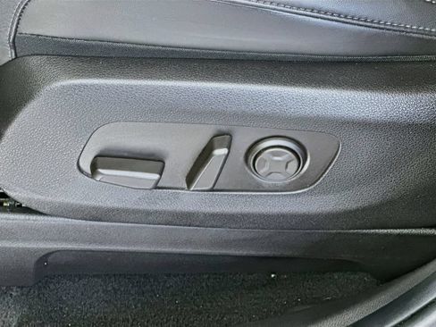Used 2025 Kia Carnival FWD image 21