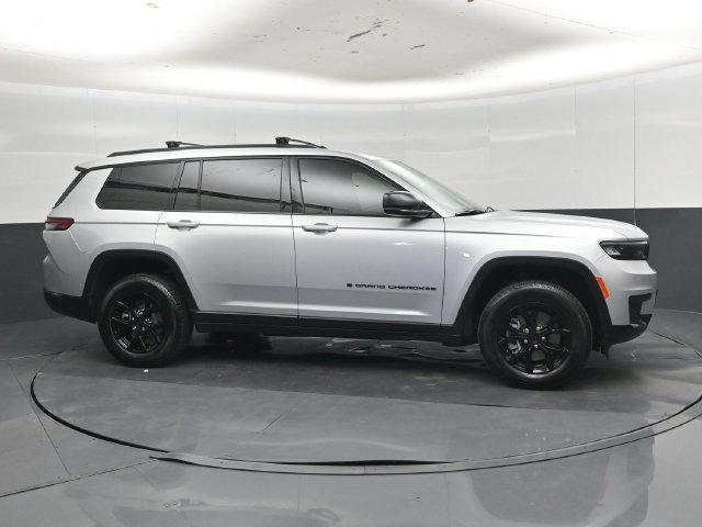 Used 2025 Jeep Grand Cherokee L Altitude RWD image 34