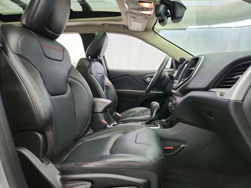 Used 2016 Jeep Cherokee Trailhawk w/ Comfort/Convenience Group AWD/4WD image 31