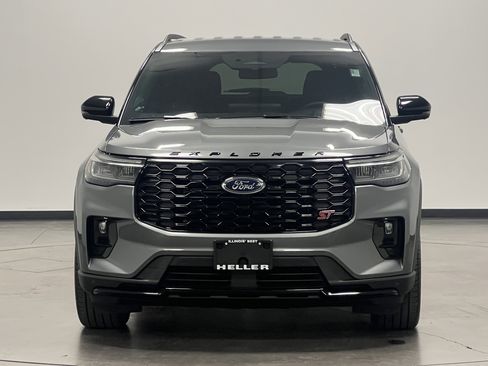 Used 2025 Ford Explorer ST image 3