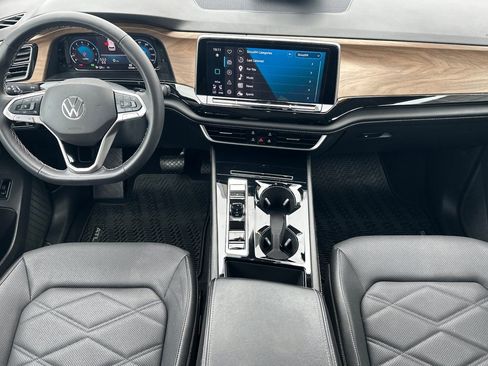Used 2024 Volkswagen Atlas SE w/ Panoramic Sunroof Package FWD image 12
