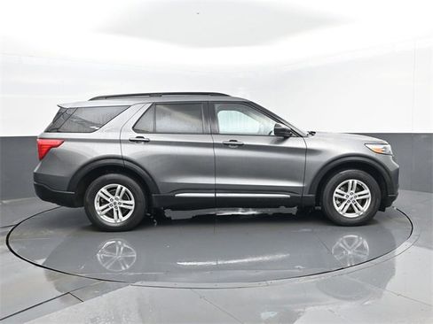 Used 2022 Ford Explorer XLT w/ Equipment Group 202A image 4