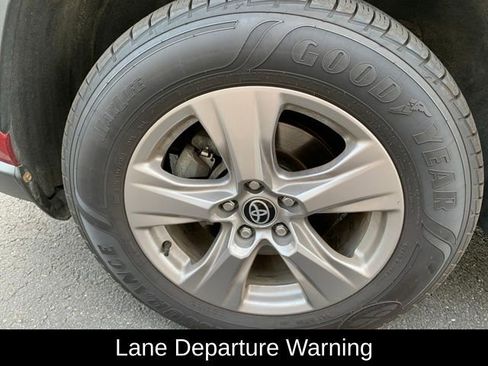 Used 2022 Toyota RAV4 XLE w/ Convenience Package image 10