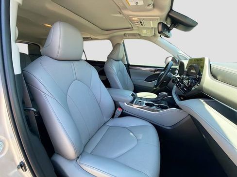 Used 2024 Toyota Highlander Limited FWD image 15