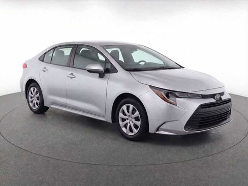 Used 2025 Toyota Corolla LE image 3