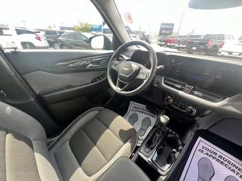 Used 2025 Chevrolet TrailBlazer LT AWD/4WD image 32