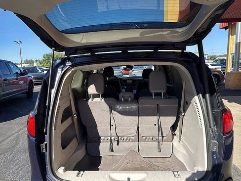 Used 2020 Chrysler Pacifica Touring w/ Advanced Safetytec Group FWD image 17
