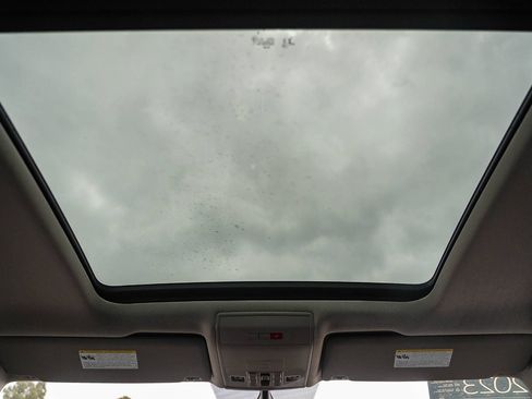 Used 2023 Volkswagen Atlas SE w/ Panoramic Sunroof Package FWD image 17