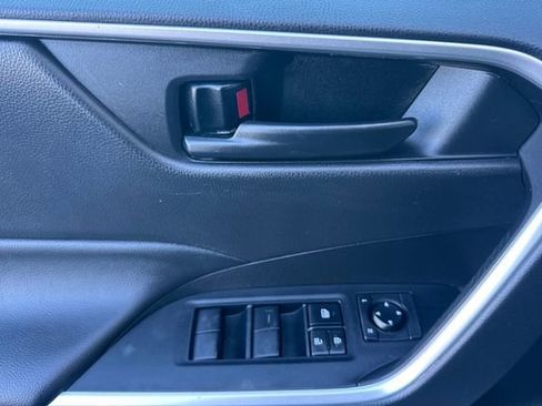 Used 2022 Toyota RAV4 LE image 10