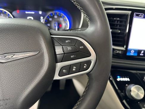 Used 2022 Chrysler Pacifica Touring-L image 16