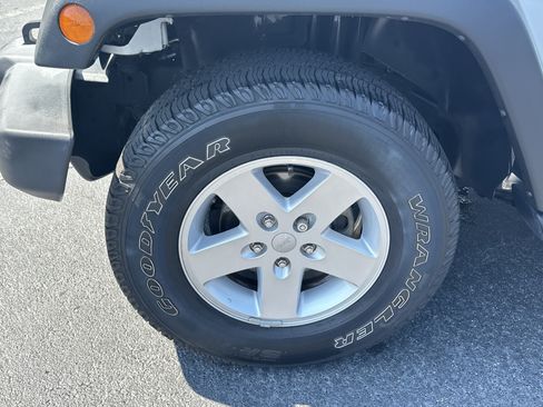 Used 2018 Jeep Wrangler Unlimited Sport S AWD/4WD image 13