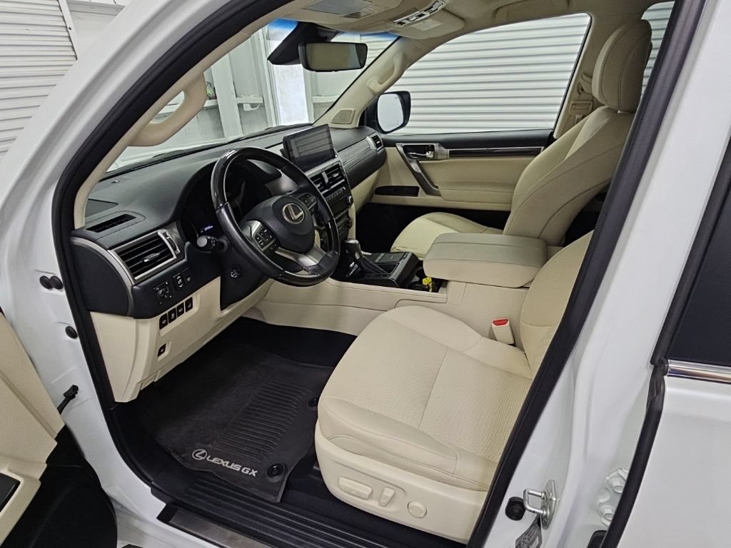 Used 2023 Lexus GX 460 Premium w/ Accessory Package AWD/4WD image 11