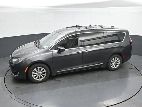 Used 2018 Chrysler Pacifica Touring-L FWD image 18