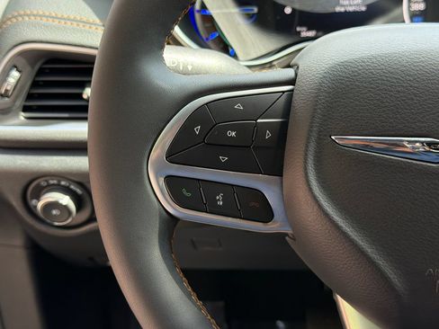 Used 2023 Chrysler Pacifica Pinnacle FWD image 26