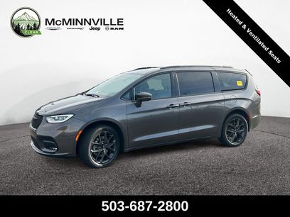 Used 2022 Chrysler Pacifica Limited w/ Uconnect Theater Family Group