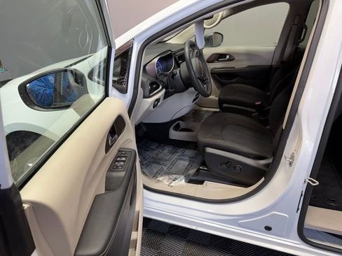 Used 2024 Chrysler Voyager LX image 14