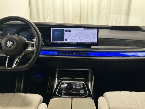 Used 2023 BMW 760i xDrive image 9