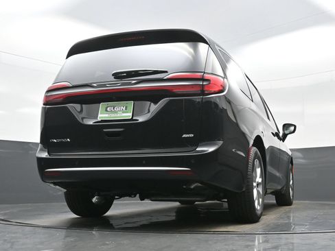 New 2027 Chrysler Pacifica Select AWD/4WD image 18