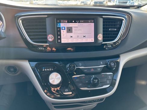 Used 2023 Chrysler Voyager LX image 12