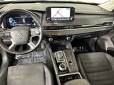 Used 2022 Mitsubishi Outlander SE image 2