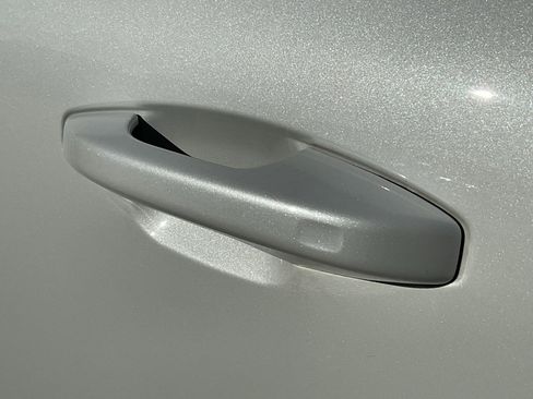 Used 2024 Volvo XC40 B5 Core image 10