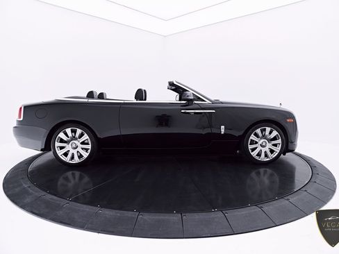 Used 2019 Rolls-Royce Dawn RWD image 25