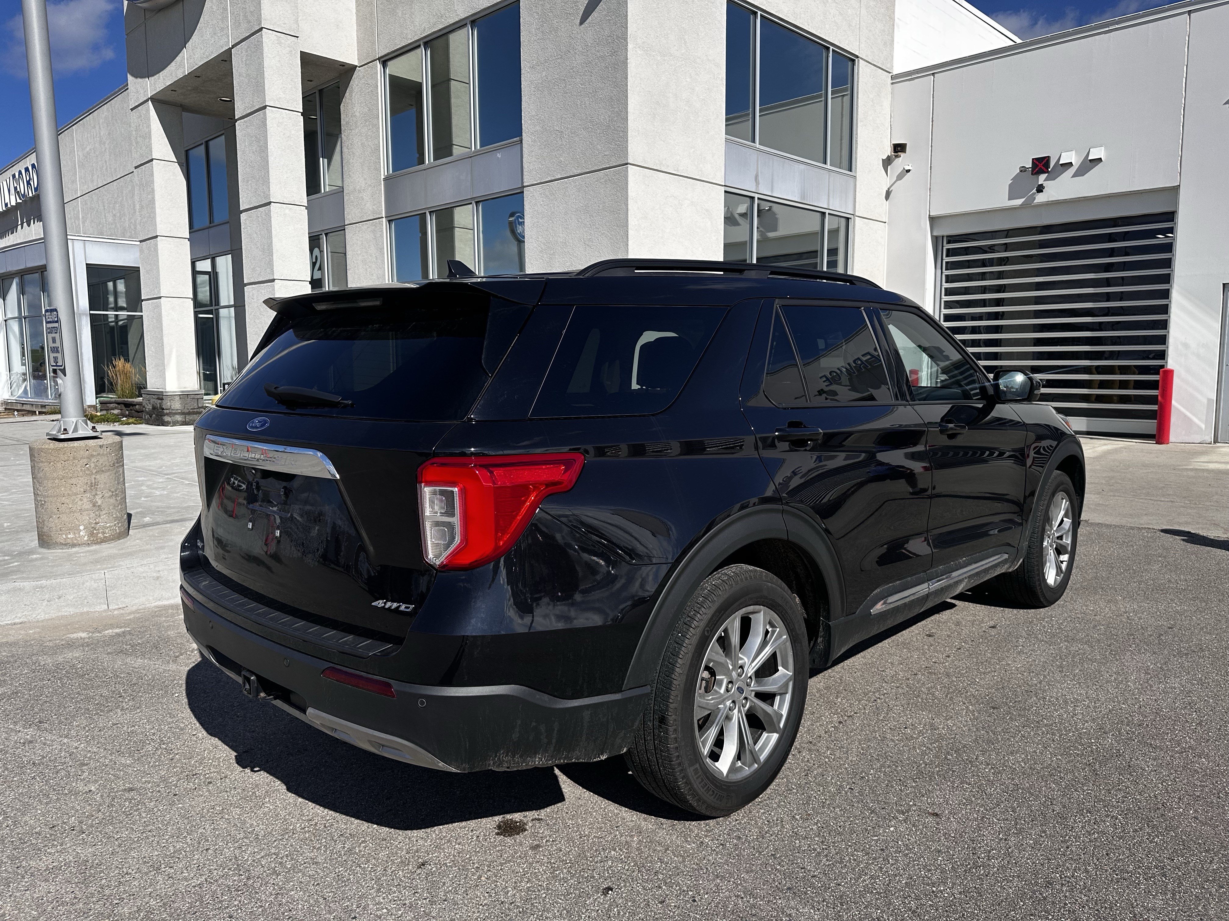 Used 2024 Ford Explorer XLT w/ Equipment Group 202A AWD/4WD image 5