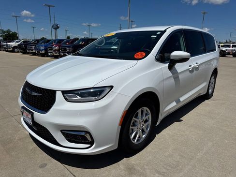 Certified 2023 Chrysler Pacifica Touring-L FWD image 27