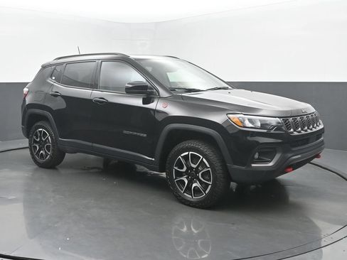 Used 2025 Jeep Compass Trailhawk w/ Sun & Sound Group AWD/4WD image 3