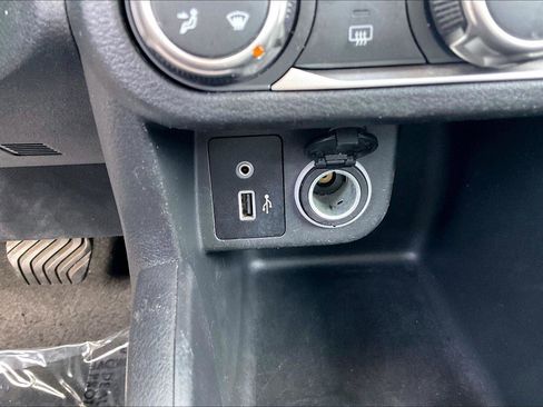 Used 2020 Nissan Kicks S image 32