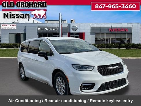 Used 2024 Chrysler Pacifica Touring FWD image 5