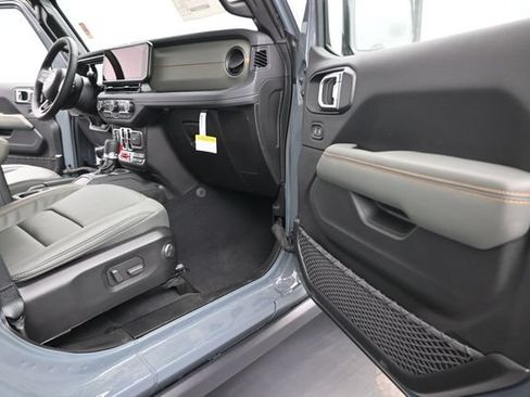 Used 2025 Jeep Gladiator Mojave AWD/4WD image 12