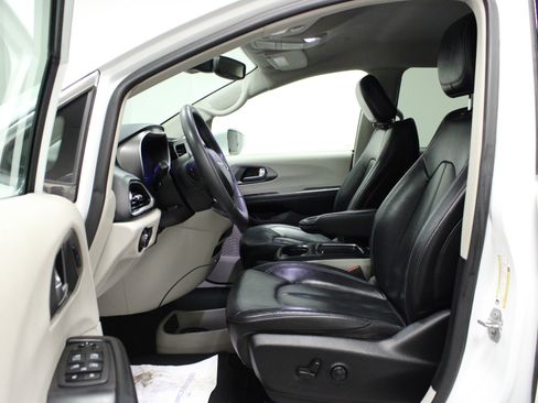 Used 2022 Chrysler Pacifica Touring-L FWD image 12