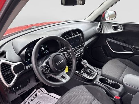 Used 2023 Kia Soul LX w/ LX Technology Package FWD image 14