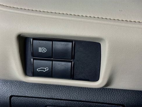 Used 2025 Toyota Highlander XLE AWD/4WD image 14