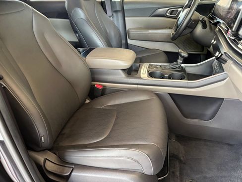 Used 2026 Kia Carnival FWD image 34