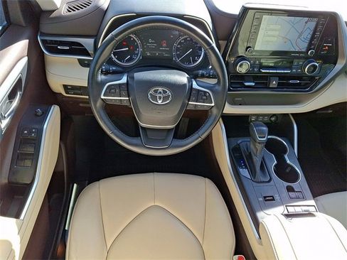 Used 2022 Toyota Highlander XLE image 2