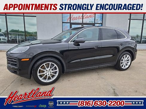 Used 2024 Porsche Cayenne w/ Premium Package AWD/4WD image 4