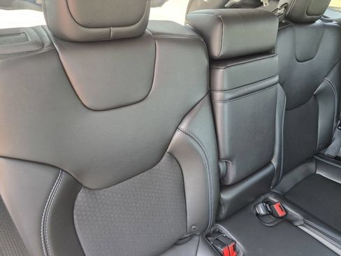 Used 2019 Jeep Cherokee Latitude Plus w/ Comfort/Convenience Group FWD image 17