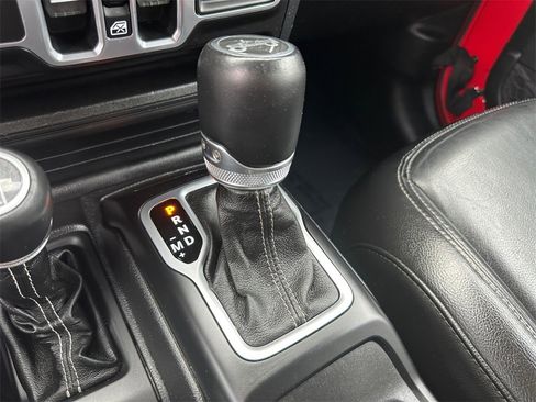 Used 2018 Jeep Wrangler Unlimited Sahara image 14