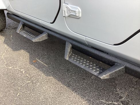 Used 2023 Jeep Gladiator Sport image 17