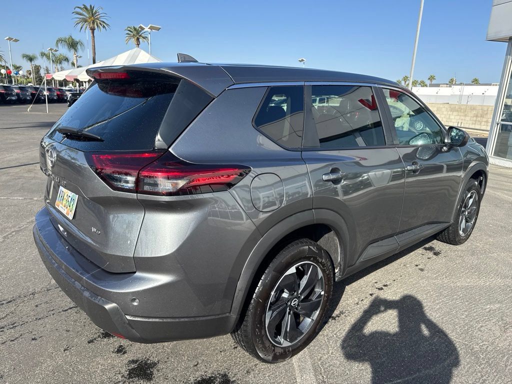 Used 2026 Nissan Rogue SV AWD/4WD image 4