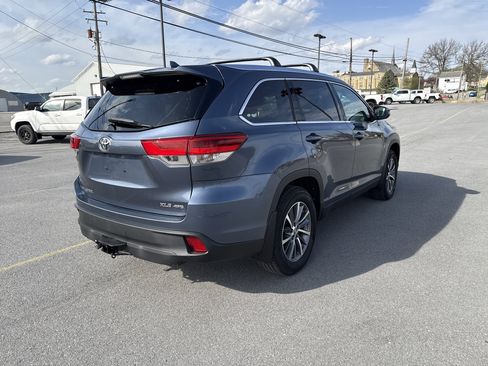 Used 2019 Toyota Highlander XLE image 3