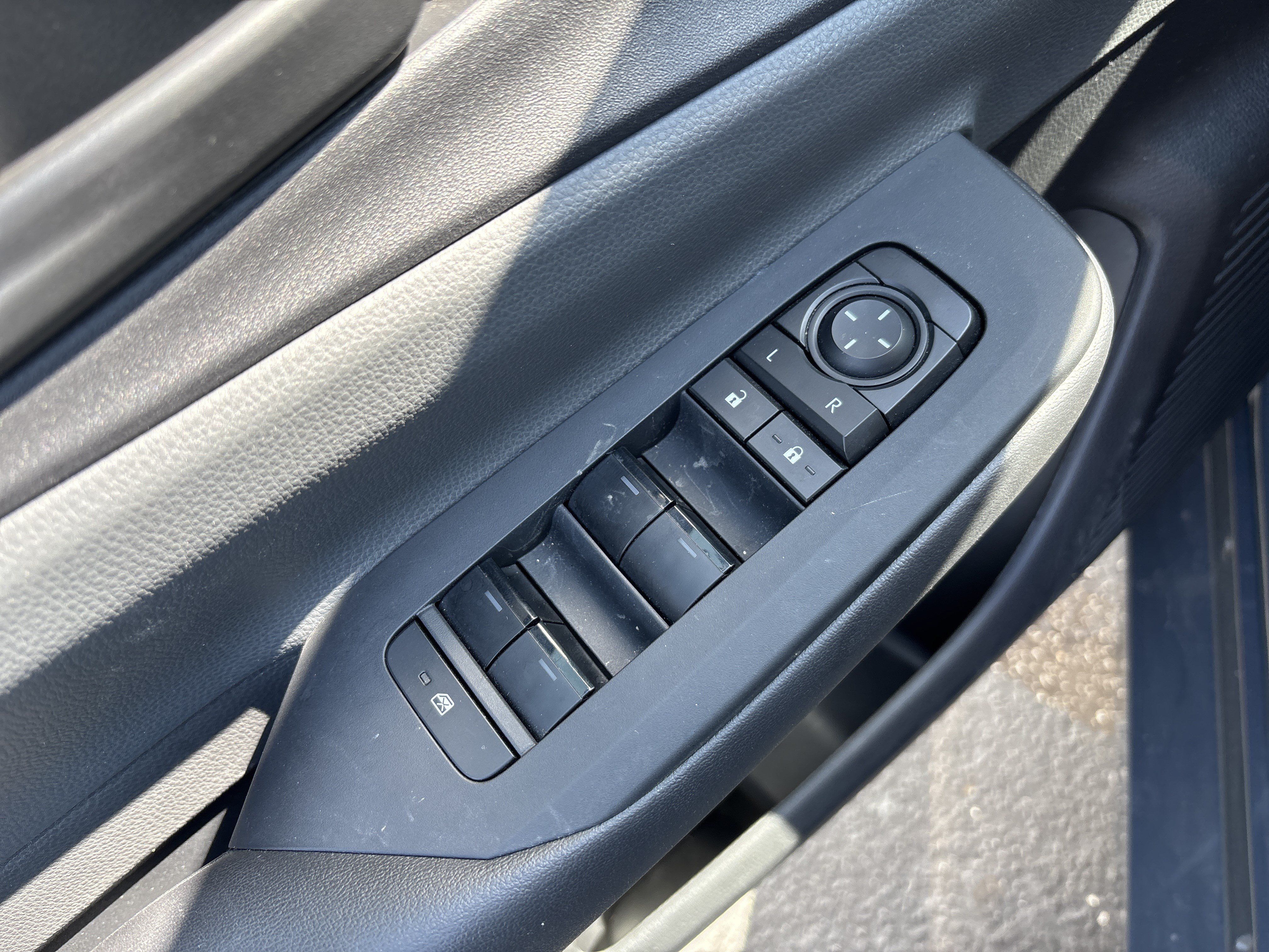 Certified 2025 Toyota Prius LE FWD image 14