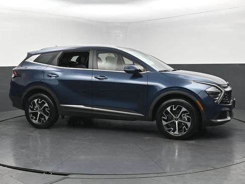 Used 2025 Kia Sportage EX image 6
