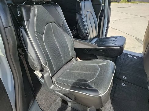 Used 2025 Chrysler Pacifica Limited image 15