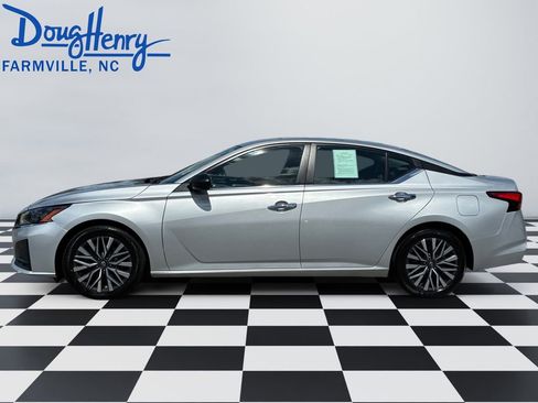 Used 2024 Nissan Altima 2.5 SV FWD image 2