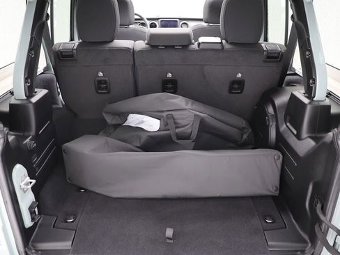 Used 2023 Jeep Wrangler Unlimited w/ Sun & Screen Package image 31