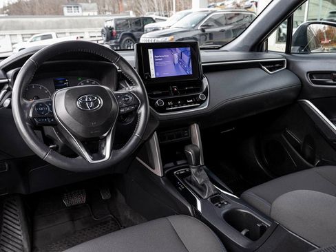Used 2024 Toyota Corolla Cross SE image 17